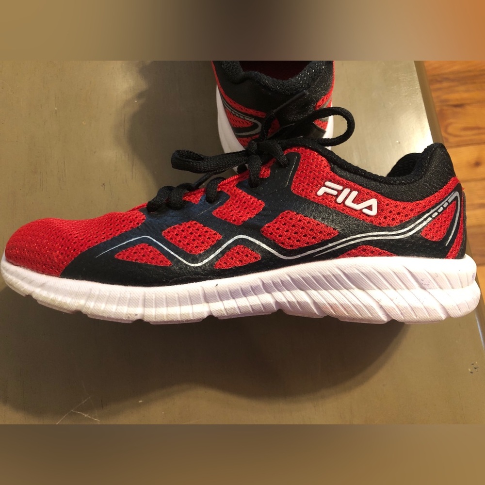 New Boys Size 4 Fila Shoes Red